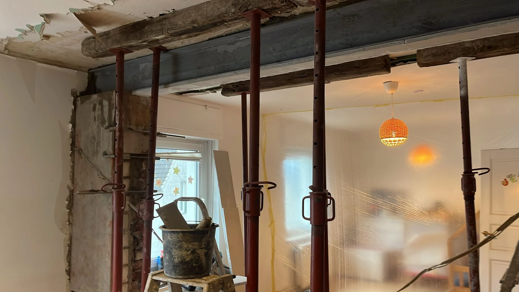 Temporary propping at a wall opening