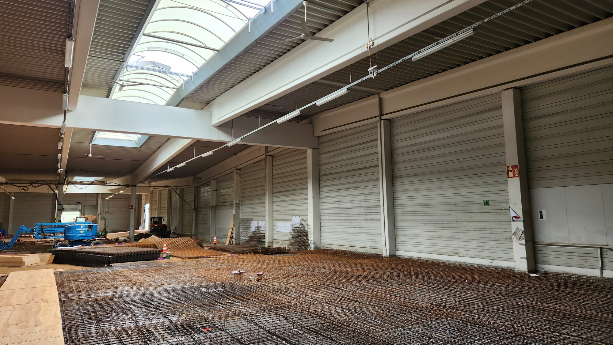 Reinforcement of a foundation slab in an industrial hall