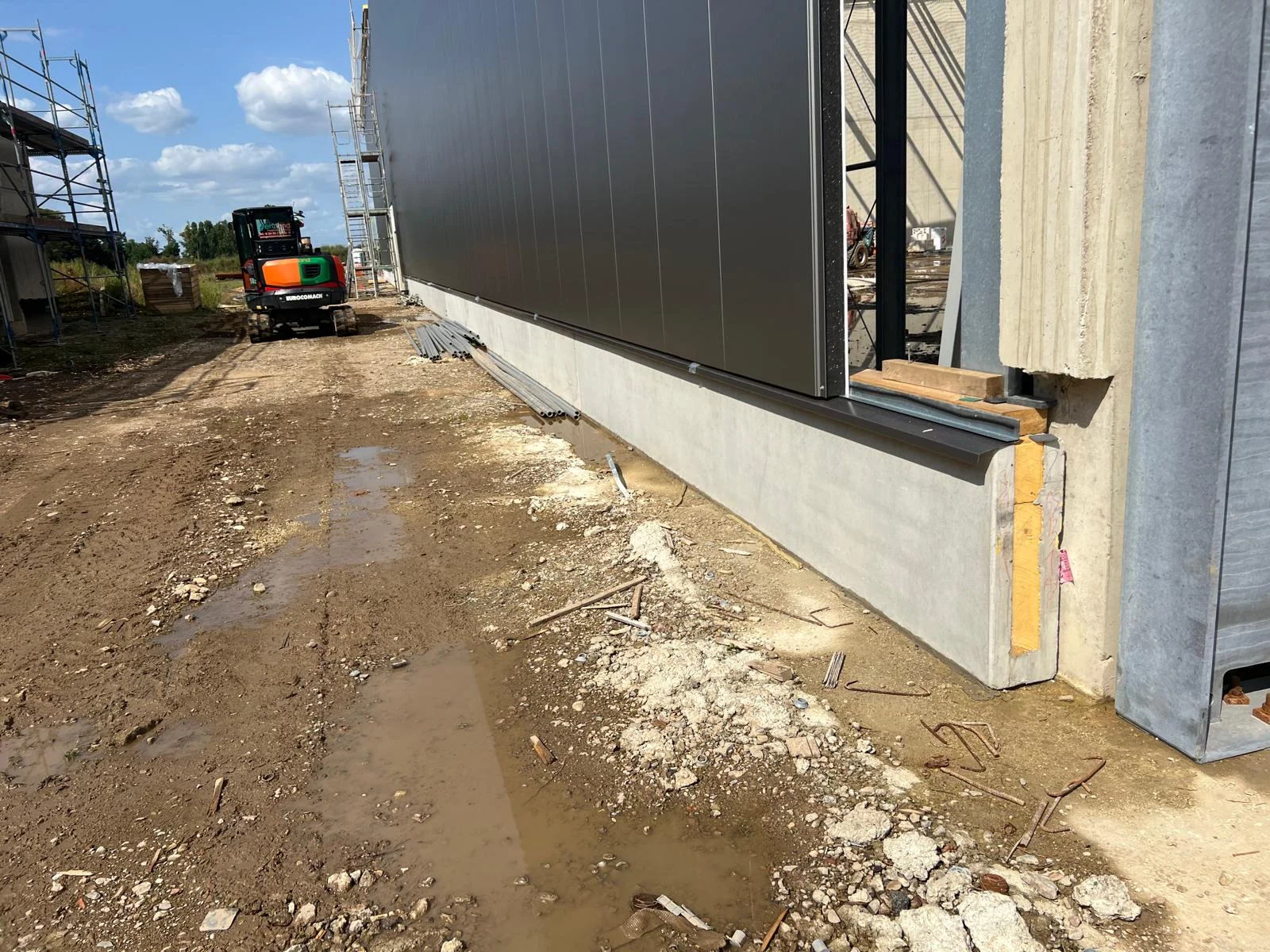 Base connection of a newly constructed steel hall