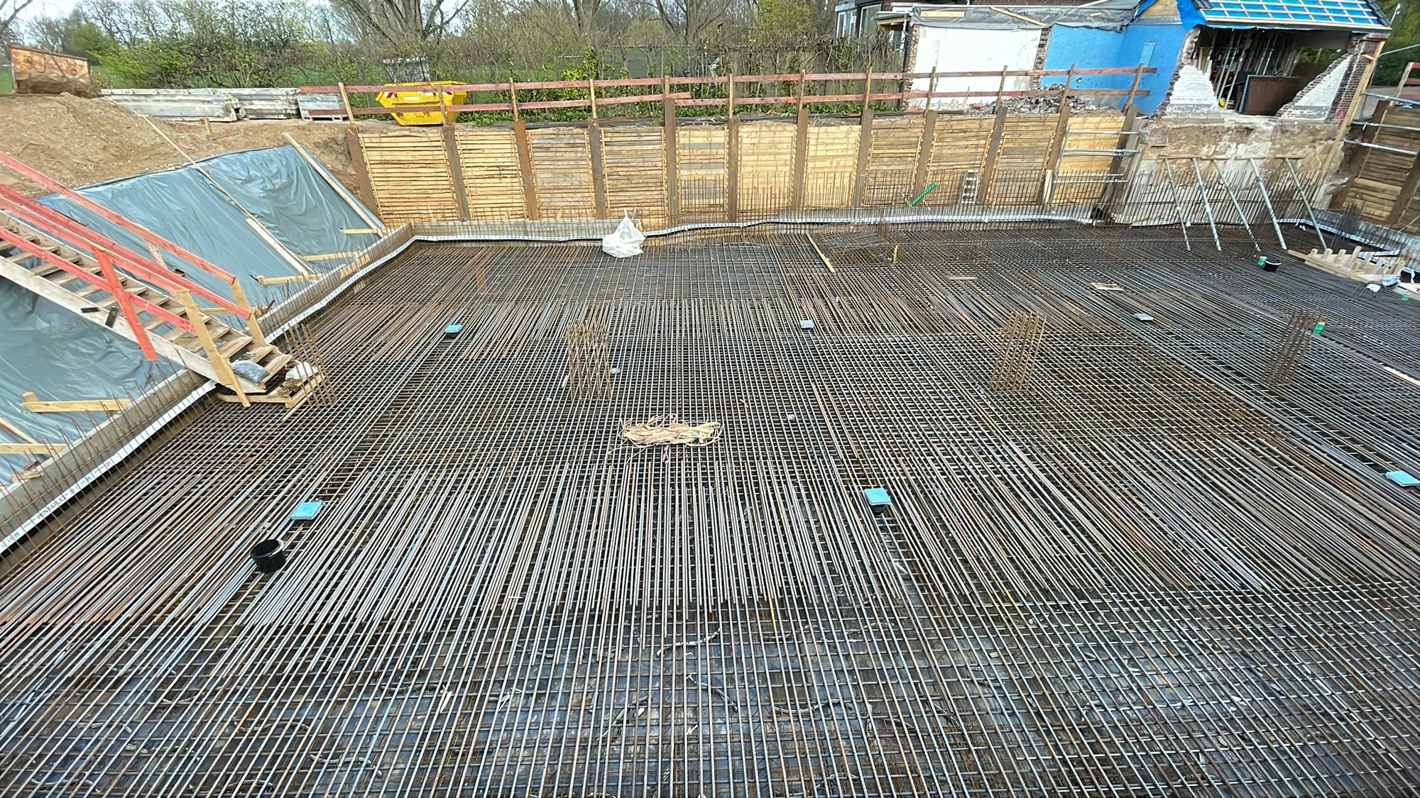 Area reinforcement of a new-building foundation slab